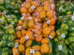 Folia znika ze zgrzewek, a producenci nie wiedzą, co zamiast niej. Bruksela milczy
