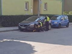 Auta zablokowały przystanek, autobusy stawały na jezdni. Na kołach pojawiły się blokady