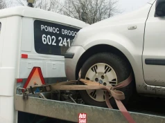 ADAC ostrzega przed oszustami udającymi pomoc drogową. Wskazuje na Polskę