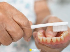 Jak dbać o protezę, żeby nie śmierdziało z ust? Dentystka wyjaśnia