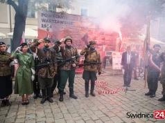 Oddali hołd powstańcom warszawskim, uczcili pamięć ofiar cywilnych zrywu sprzed 82 lat