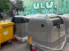 Nowe kontenery stoją zafoliowane, mieszkańcy używają starych i popękanych. Absurd przy Dąbrowskiego