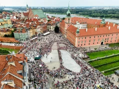 Godzina "W" w Warszawie. Na minutę stolica się zatrzymała. Mamy nagranie z Placu Zamkowego