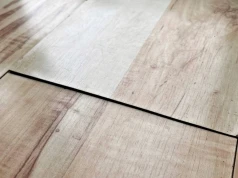 Masz szczeliny w panelach? Zanim zerwiesz podłogę, wypróbuj ten prosty sposób