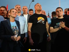 Nawroccy z synem w pierwszym rzędzie na koncercie powstańczym w TVP. Powitano ich ze sceny