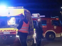Wypadek na zjeździe z A1 pod Włocławkiem. Auto stanęło w płomieniach, cztery osoby zabrane do szpitala