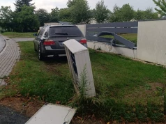 Pourywane lusterka, uszkodzone ogrodzenia. Kierowcy codziennie rozbijają się na wąskiej drodze koło Lublina