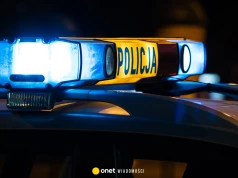 Ciało przed blokiem w Trzciance. Policjanci oddali strzały do napastnika