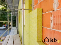 Styropian kusi ceną, ale ma słabe punkty. Wełna też nie zawsze jest dobrym wyborem