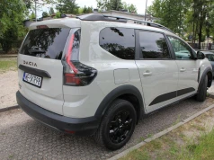 Czym różnią się najtańsze wersje samochodów Dacia? Porównujemy wyposażenie
