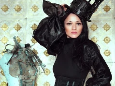 „Ojciec mówił, że skończę, malując karykatory za dychę”. Pierwszą suknię uszyła z podomki babci, dziś ubiera Madonnę i Mansona