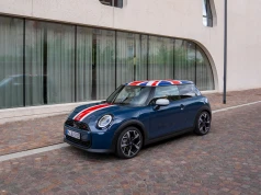 Ćwierć wieku MINI w Oksfordzie. Nowa Oxford Edition z flagą Union Jack na dachu to hołd dla brytyjskich korzeni