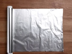 Folia aluminiowa pod telewizorem — czy to ma sens? Eksperci rozwiewają wątpliwości
