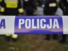 Tragiczne odkrycie policji. Zwłoki mężczyzny przed budynkiem
