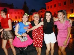 Letnia potańcówka w Piotrkowie Trybunalskim. Deszcz nie przeszkodził w dobrej zabawie. Rynek Trybunalski zamienił się w taneczny parkiet.