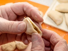 Zapomnij o pierogach ruskich. Te obłędnie chrupią i zachwycają farszem