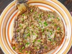 Rozpłaszczam przysmak z ogródka i smażę omlet. O niebo lepszy niż inne placki z patelni