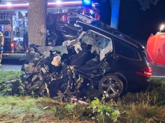 Osobówka zmiażdżona na drzewie. Kierowca zginął