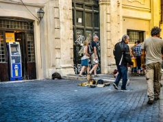 Jak płacić za granicą, żeby nie przepłacać? O tym warto pamiętać przed urlopem