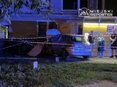 Wypadek na skrzyżowaniu. Po zderzeniu z Mazdą, Toyota uderzyła w paczkomat