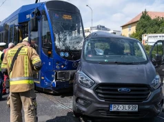 Groźne zderzenie tramwaju i busa we Wrocławiu. Cztery osoby ranne, jedna w stanie ciężkim