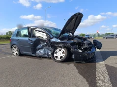 Dziecko ranne po zderzeniu dwóch Volkswagenów na rondzie z pniakiem. Droga jest zablokowana
