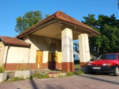 Ta stacja wpisana jest do rejestru zabytków. Niestety, stoi pusta i niszczeje