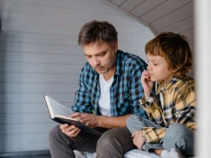 Oto dlaczego warto, żeby tata czytał dziecku książki. Są na to naukowe dowody