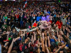 „Pol’and’Rock 2026 płonął w deszczu”. Koncerty, biegacze i wiele innych atrakcji