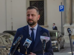Państwo wypłaci 1000 zł na konto co miesiąc. Dochód nie ma znaczenia
