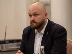 Poseł Konfederacji na zdjęciu ze strażnikami. „Po spożyciu alkoholu”