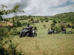 Kościerzyna: Nielegalna jazda quadami po polach. Rolnicy podliczają straty, jeżdżący quadami wskazują na proste rozwiązanie. Kryzys czy szansa?