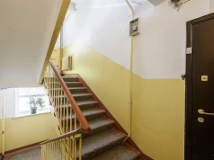 Włamywacze patrzą pod nogi. Ten szczegół przed drzwiami może zdradzić, że wyjechałeś