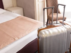 Po wejściu do hotelu stawiam walizkę pod prysznicem. Ratuje mi to wakacje