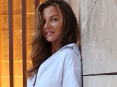 Anna Lewandowska w błękitnej sukience z siateczki. Ten wakacyjny look idealnie wpisuje się w mermaidcore