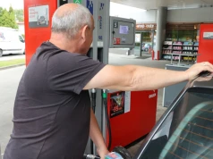 Polacy niezadowoleni z działań rządu w sprawie paliw. Jedna grupa jest wyjątkiem