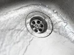Wsyp do odpływu i zalej gorącą wodą. Ten domowy trik może odetkać zlew bez hydraulika