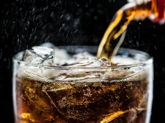 „Dirty soda” podbija fast foody. Pokolenie Z wlewa do coli dziwne rzeczy