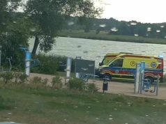 Drzewo nad siedleckim zalewem przewróciło się na ludzi
