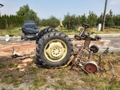 Ursus roztrzaskany po zderzeniu z Mercedesem. 72-letni rolnik trafił do szpitala