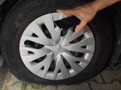 Pijany mężczyzna pociął opony na parkingu. Teraz grozi mu więzienie
