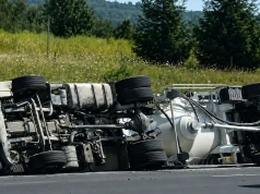 Wypadek na A4. Przewrócił się samochód ciężarowy