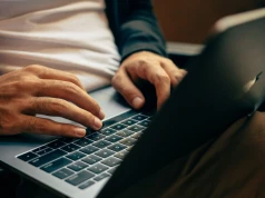 Tylko 21% freelancerów zawsze ujawnia użycie AI. Od dziś to ryzyko także dla firm