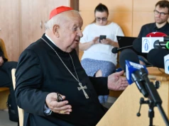 Kard. Dziwisz w końcu pojawił się w sądzie. Zeznawał w sprawie molestowania