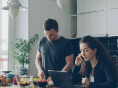 Te dwa sygnały zdradzają niewierność! Zwróć uwagę, gdy partner to robi