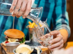 Darmowa woda z kranu w restauracjach? Resort klimatu zmienił zdanie