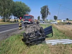 Wypadek i ruch wahadłowy na DK91. Jeden z samochodów wpadł do rowu i dachował