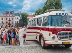 Ogromna kolejka do przejażdżki legendarnym Jelczem. Tak wyglądała ostatnia Niedziela na Rynku