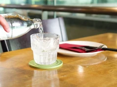Nie będzie darmowej wody w restauracjach. Rejterada rządu ciosem dla klientów