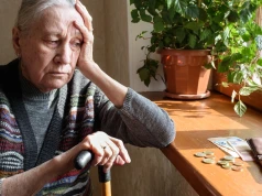 Emeryci płacą w sklepach najwięcej. Tyle płacą za zakupy